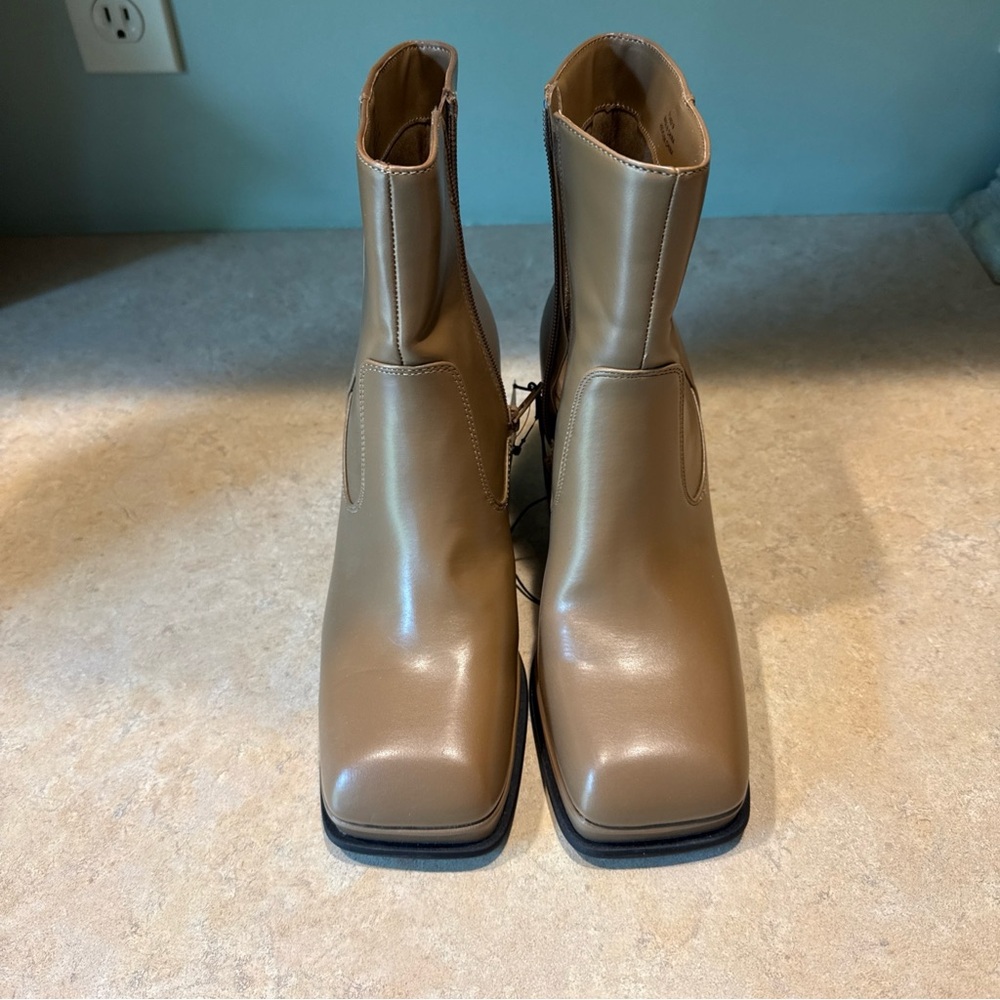 Forever 21 Size 8 Taupe boots. New! Non Smoking Home